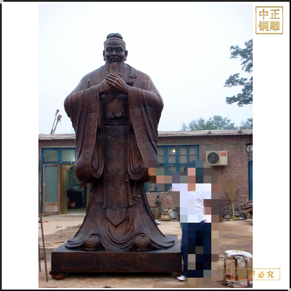 圖書(shū)館門(mén)前孔子雕像.jpg 圖書(shū)館門(mén)前孔子雕像.jpg